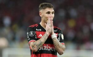 varela vira problema no flamengo e lesão complicada pode afastar lateral na sequência da temporada
