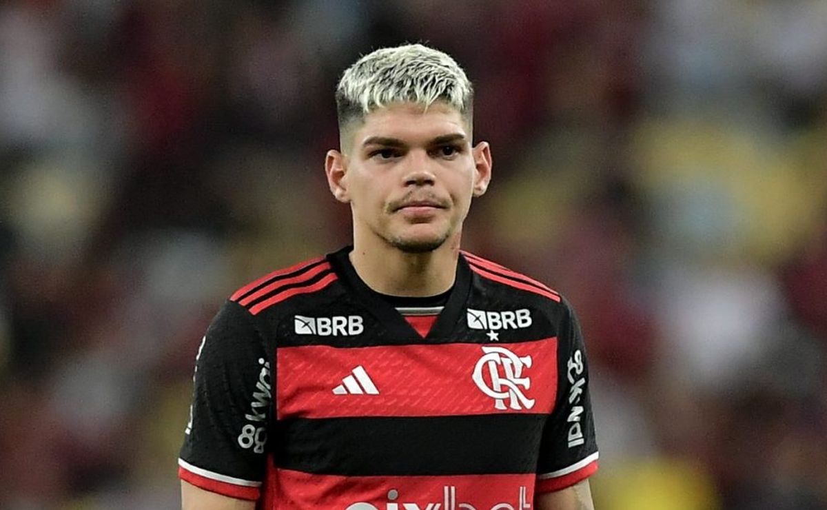 flamengo decide futuro de ayrton lucas e lateral esquerdo permanece no clube em 2025