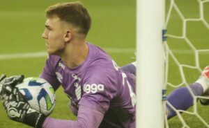 botafogo fecha com léo linck após reviravolta com athletico pr e torcida reage: "contratação de peso"