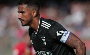 flamengo encaminha acordo com danilo e aguarda o fim de semana para ter resposta definitiva 