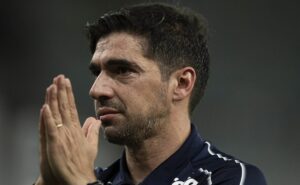 palmeiras decide contratar camisa 9 após abel ferreira cobrar leila pereira: "fazer um esforço"