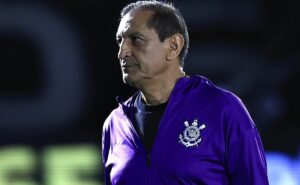 após chances com ramón díaz no corinthians, atacante é barrado e hector hernández vira ultima opção 