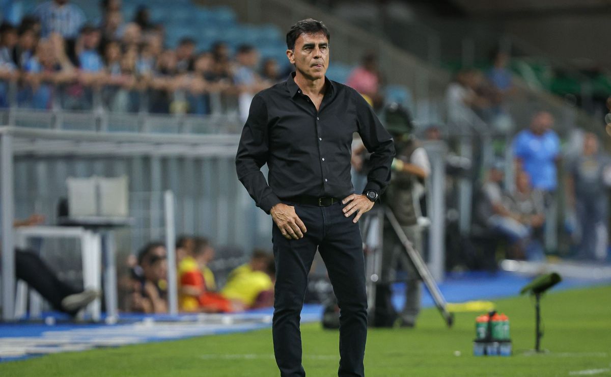 goleada do grêmio sobre o caxias é destaque e torcida aponta destaques de gustavo quinteros