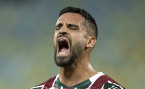 renato augusto não convence e é criticado pela torcida do fluminense: "que final de carreira..."