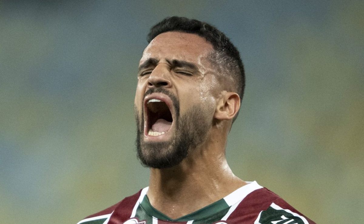 renato augusto não convence e é criticado pela torcida do fluminense: "que final de carreira..."