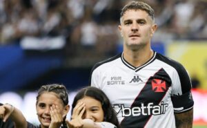 vegetti marca contra a portuguesa e entra para seleto grupo de artilheiros do vasco