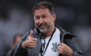 augusto melo decide contratar no corinthians e aprova chegada de substituto ideal para matheuzinho