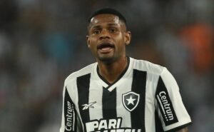 júnior santos revela que trocar botafogo pelo atlético mg foi difícil: “chorou muito”  
