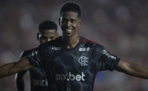 flamengo aceita 4 ofertas por carlinhos e centroavante decide onde vai jogar