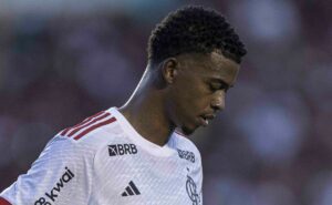 rescisão de carlinhos no flamengo é decretada pela nação após novo tropeço no carioca: "sair urgentemente"