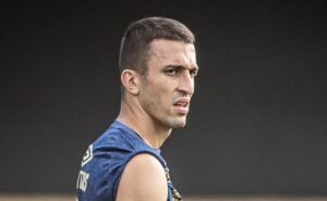 escalação do santos: pedro caixinha sinaliza time defensivo com joão schimidt, pituca e rincón