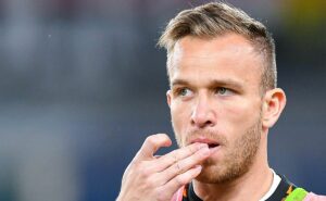 santos acena com oferta de empréstimo por arthur e juventus aceita pagar parte do salário