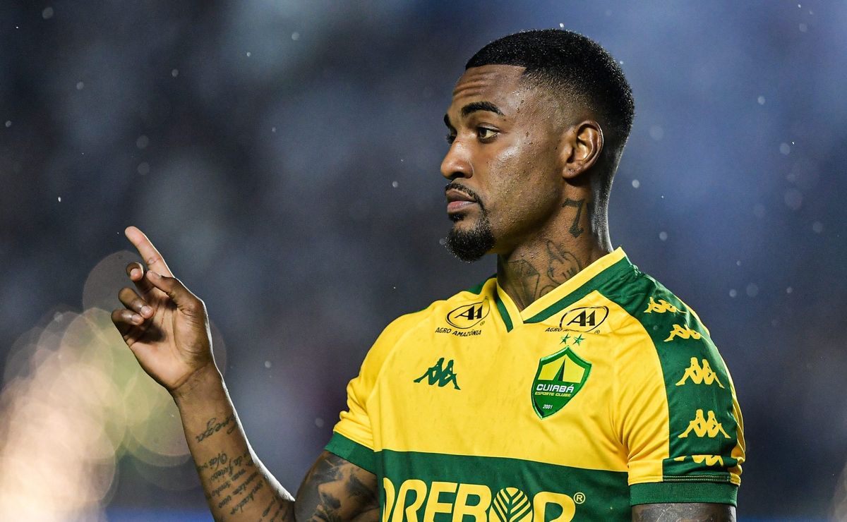 entre botafogo e internacional, lateral ramon decide onde jogar