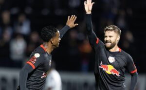 santos encontra oportunidade de mercado e busca assinar com atacante helinho 