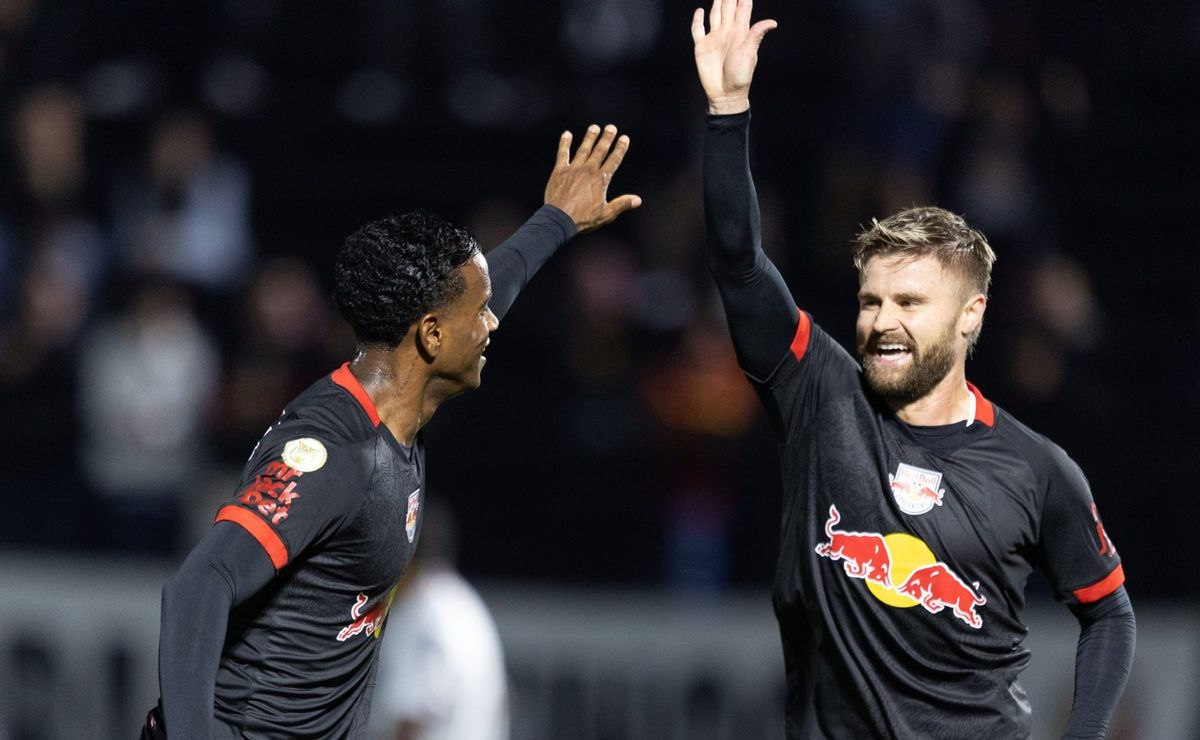 santos encontra oportunidade de mercado e busca assinar com atacante helinho 