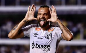 guilherme marca novamente de falta pelo santos, faz comemoração de neymar e pede assinatura de contrato