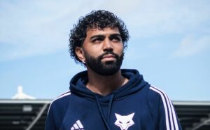 fernando diniz manda recado a gabigol e pode afetar futuro de ex flamengo no cruzeiro