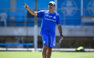 escalação do grêmio: quinteros arma quarteto ofensivo e surpresas na 1ª escalação 