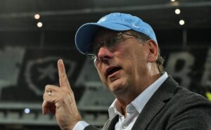 john textor recusa propostas e veta saída de volante requisitado no botafogo