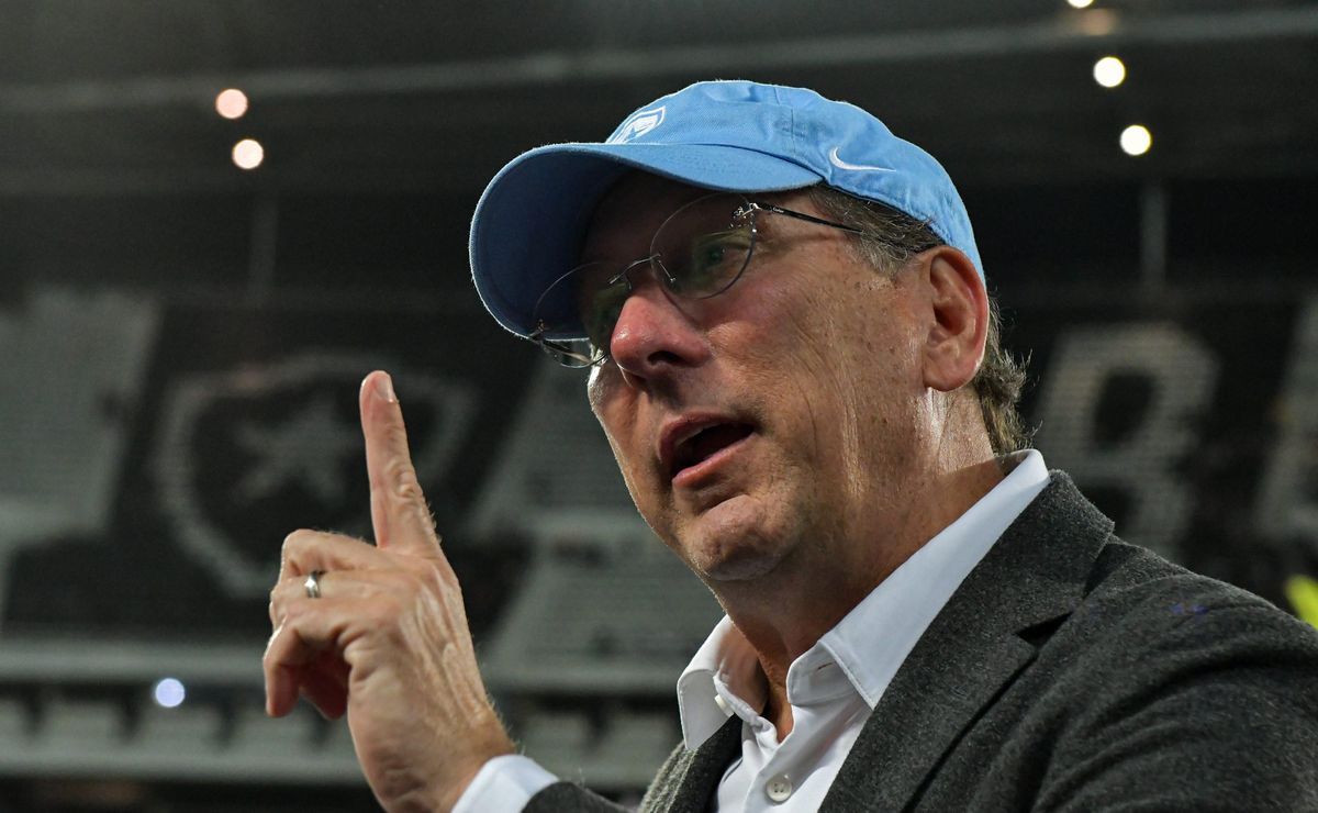 john textor recusa propostas e veta saída de volante requisitado no botafogo