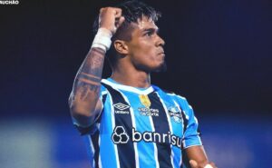 arezo marca duas vezes e ofusca estreia de cuéllar no grêmio em noite de ‘gringos’