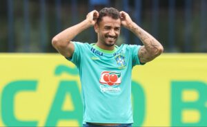 flamengo toma decisão após negociação por danilo não avançar e mantém interesse no lateral da juventus