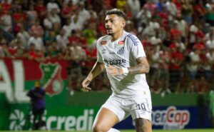 tiquinho soares não teve destaque em sua estreia, e torcedores do santos vão as redes sociais
