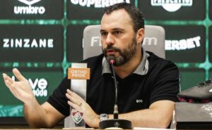 negociação complexa entre rony e fluminense faz mário bittencourt mapear mercado sul americano por centroavante