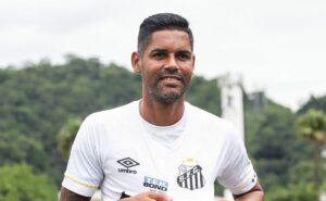 lesionado, aderlan, do santos, aproveita para tirar licença de treinador