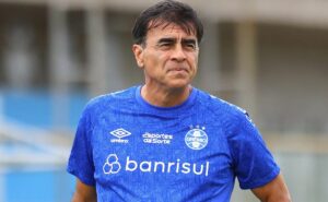 quinteros proíbe grêmio de vender jogador e centroavante é integrado em time titular