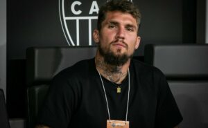 após farpas com gabigol, lyanco protagoniza briga em atlético mg x cruzeiro  