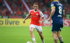 internacional chama jogador dispensado às pressas para lugar de bruno gomes no gauchão
