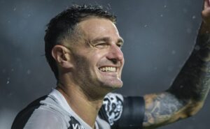 após renovar contrato com vasco, vegetti terá um salário de r$ 760 mil e bônus por metas