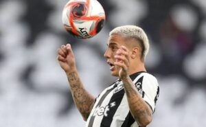 torcida do botafogo ironiza sport por parcelar compra do atacante, carlos alberto: "É no carnê?"