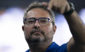 alexandre mattos acerta com substituto de diniz no cruzeiro e vai anunciar chegada de leonardo jardim