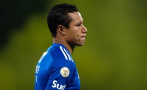 marlon destaca elenco do cruzeiro e rasga elogios a gabigol: “dna vencedor”