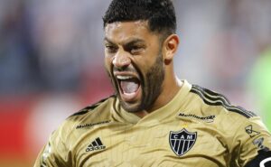 hulk manda recado para gabigol e aposta em grande jogo contra o cruzeiro: “muito competitivo”