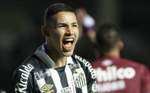 pedro caixinha se irrita com atacante do santos e reza para chegada de deivid washington  