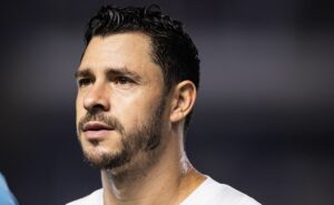giuliano acerta com o athletico pr após deixar o santos 