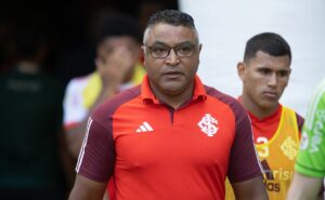 roger machado segue com problema no internacional após clayton sampaio não participar do treino