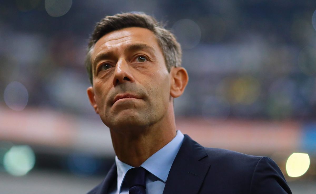 pedro caixinha não se convence com o futebol de joão schmidt e futuro do meia tem decisão sinalizada