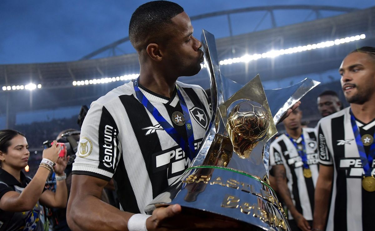 júnior santos explica saída do botafogo para o atlético mg: "não pensei duas vezes"