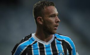 grêmio pode ver arthur deixar a europa para voltar ao brasil e jogar no atético mineiro de cuca