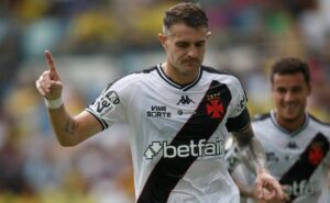 em pleno mercado da bola, vasco toma decisão sobre futuro de vegetti e léo jardim