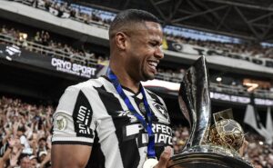 atlético mg vê botafogo tentar permanência de júnior santos, mas atacante pede pra sair