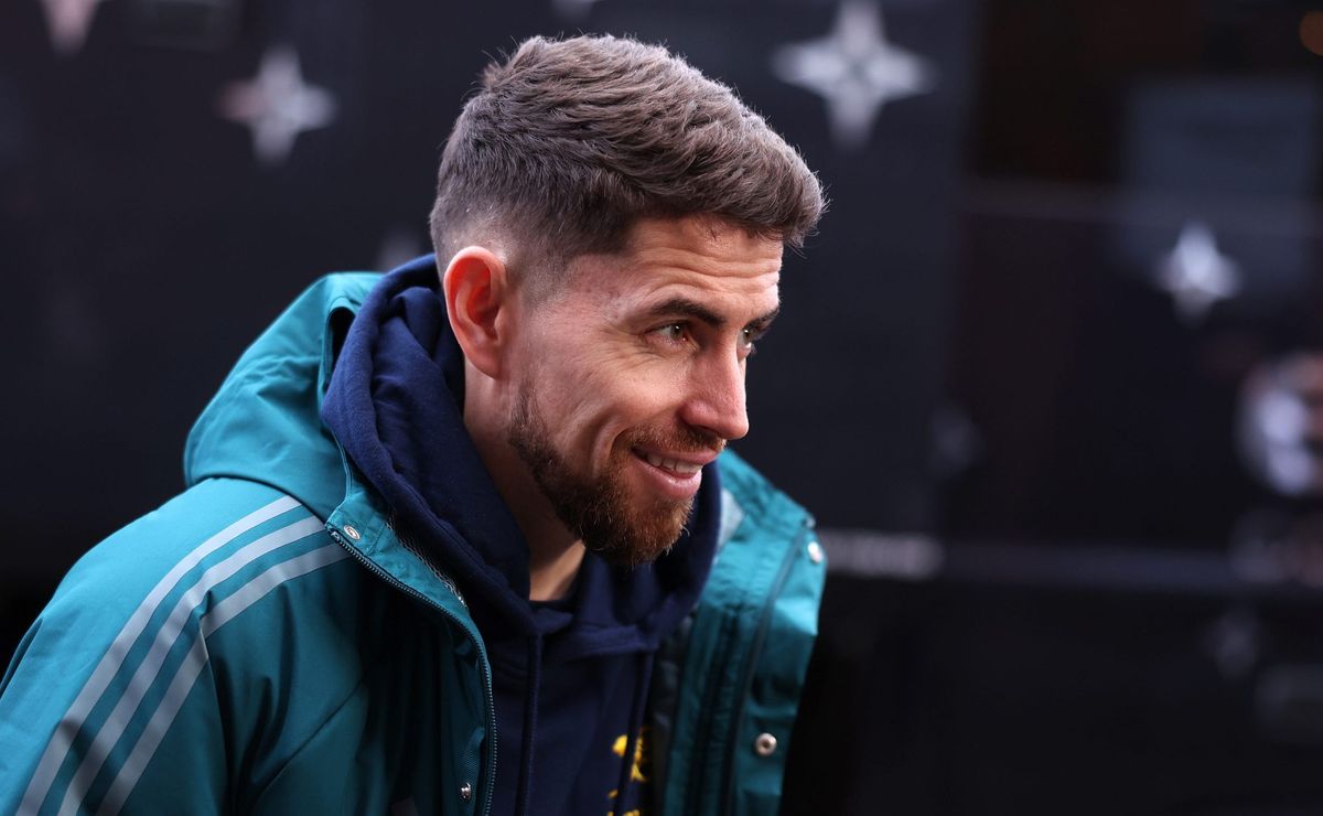 jorginho aceita jogar no flamengo imediatamente com maior salário do elenco de r$ 2,3 milhões  