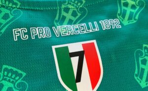 pro vercelli, time da itália, lança camisa em homenagem ao palmeiras