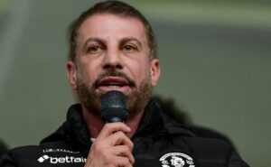 pedrinho aceita e irá rescindir no vasco o contrato de serginho, que está indo jogar no futebol turco