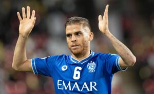 grêmio tem bastidores movimentados para assinar com cuéllar e acerto está perto