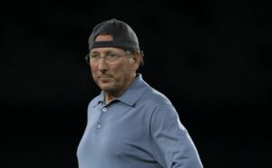 john textor avança para compra de clube da primeira divisão portuguesa